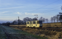 Zwischen Leina und Boxberg erreichte die Wintersonne so geradehin den Bahndamm.
