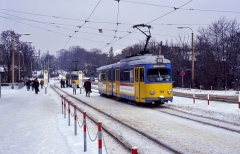 Auf dem Bahnhofsvorplatz in Gotha wartete der ex-Mannheimer 324 auf der Linie 2 auf seine nächste Abfahrt zum Ostbahnhof. (30.12.1996)
