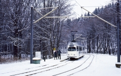 Weißer Wagen im Schnee: Tw 395 in Reinhardsbrunn.