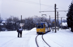 Ex-Bogestra 528 wartete am Gleisdreieck Waltershausen auf die Fahrgäste aus Gotha und Tabarz. Die Zweirichter waren bestens geeignet für den Einsatz auf
